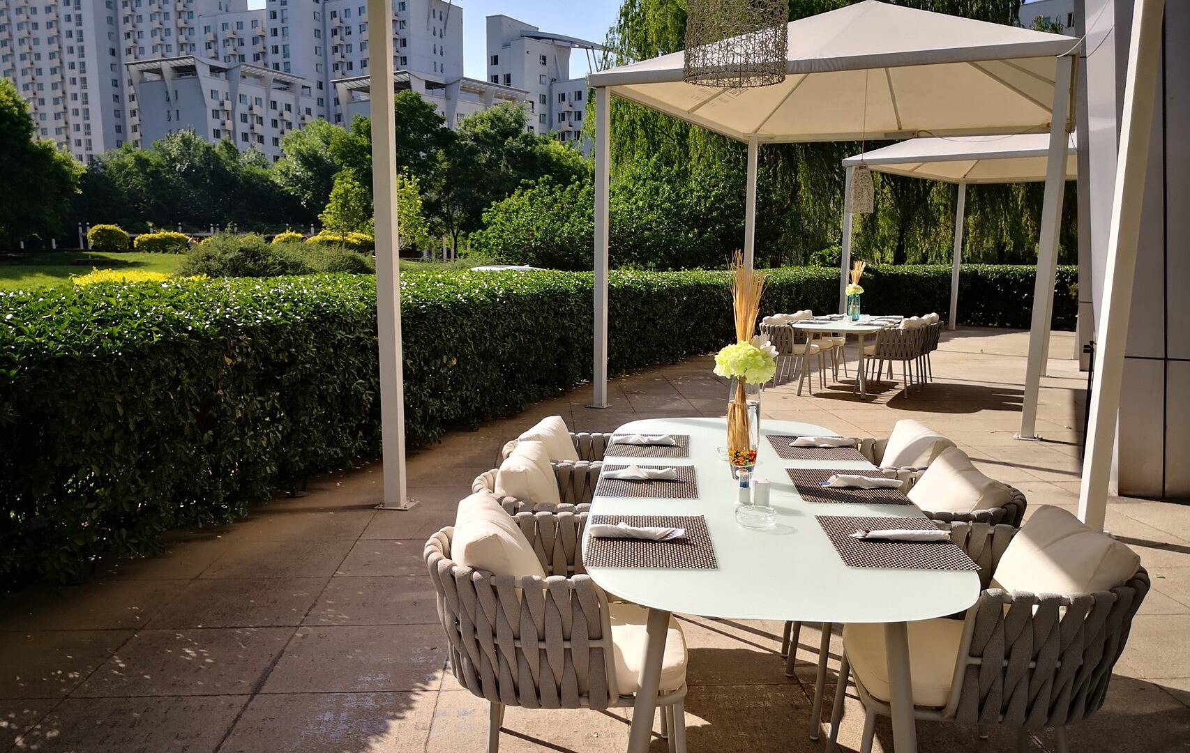 Outdoor Dining Set – Bộ Bàn Ghế Ngoài Trời Dây Đan Cao Cấp Cho Sân Vườn Sang Trọng